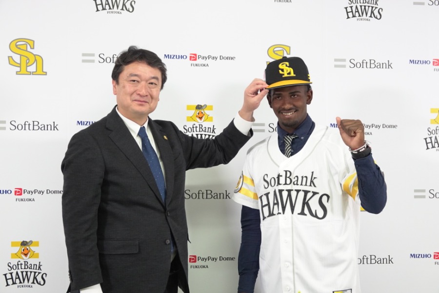 入団会見に臨んだジョナサン・モレノ【写真：竹村岳】