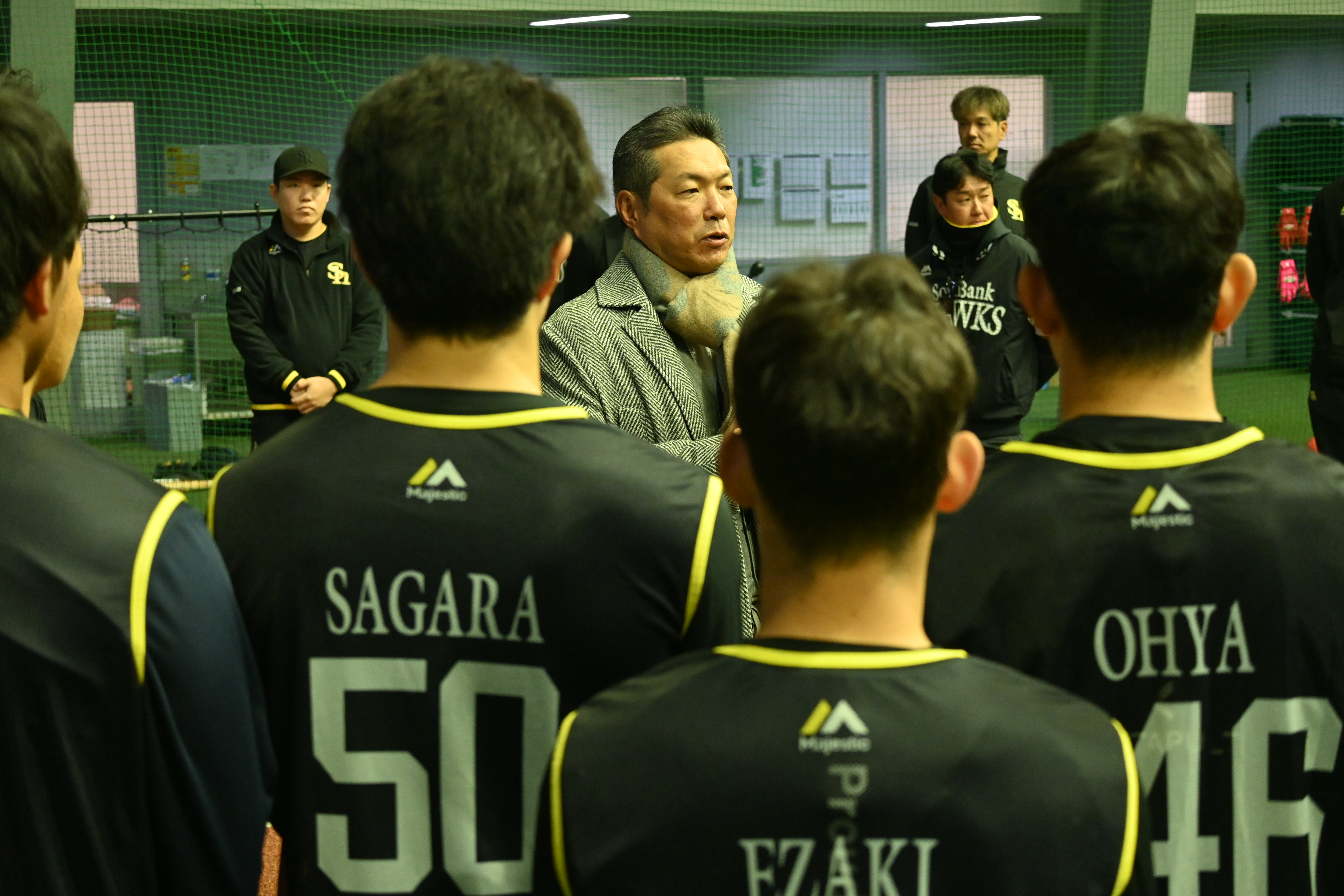 新人選手に話をする小久保裕紀監督【写真：長濱幸治】