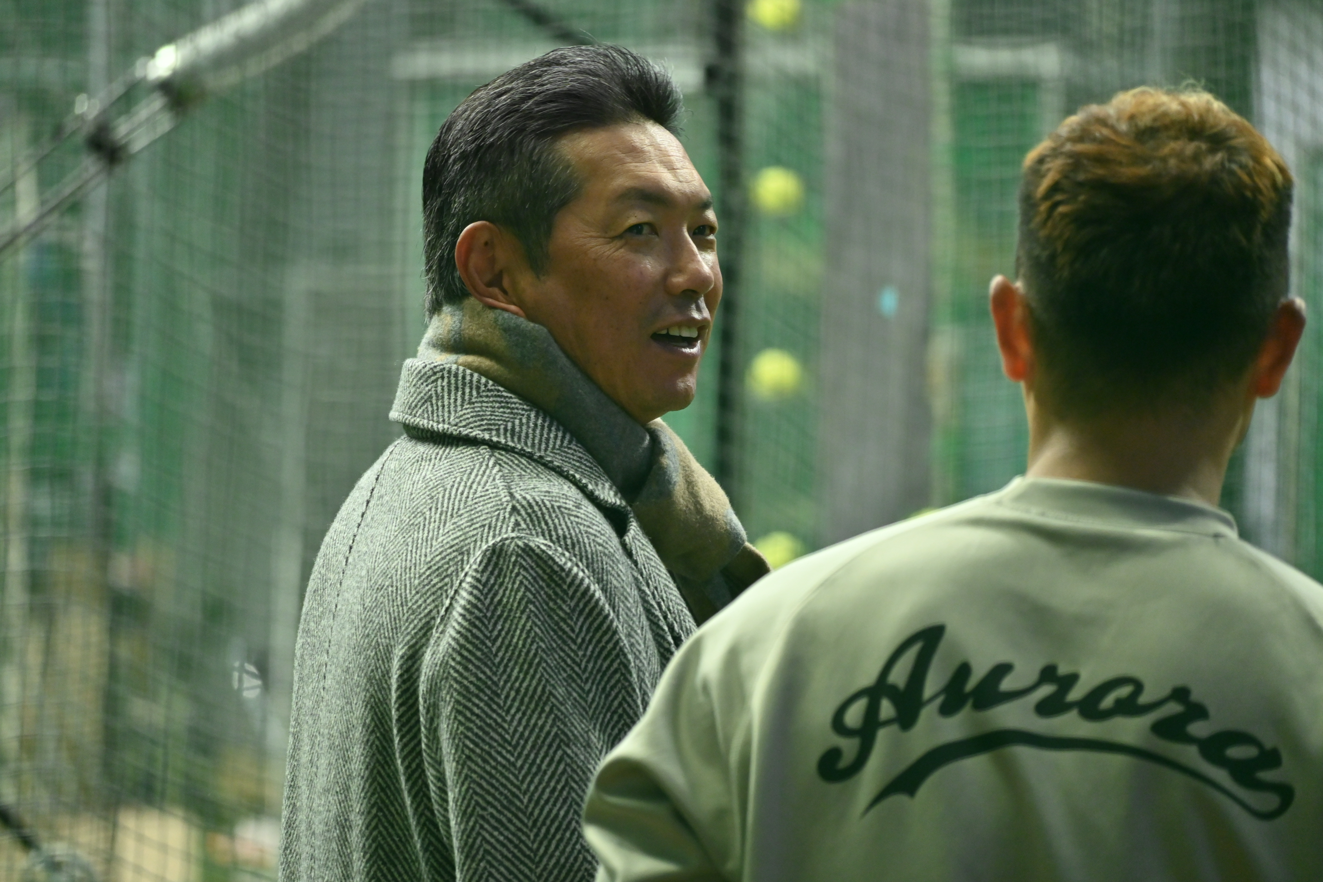 中村晃（右）と言葉を交わす小久保裕紀監督【写真：長濱幸治】