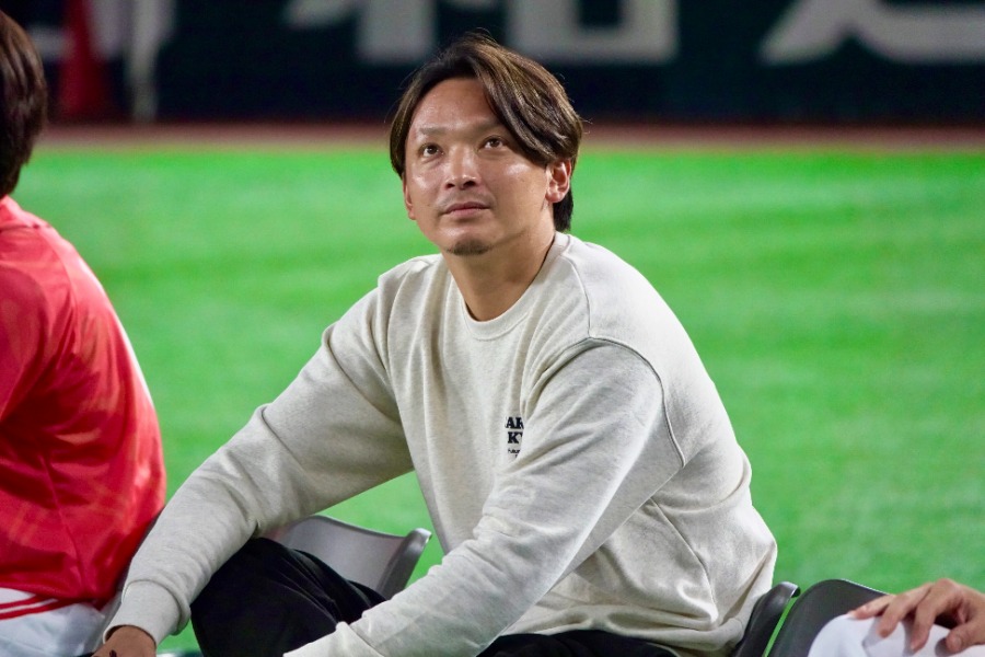 2025年のファンフェスティバルでスタンドを見上げる東浜巨【写真：竹村岳】