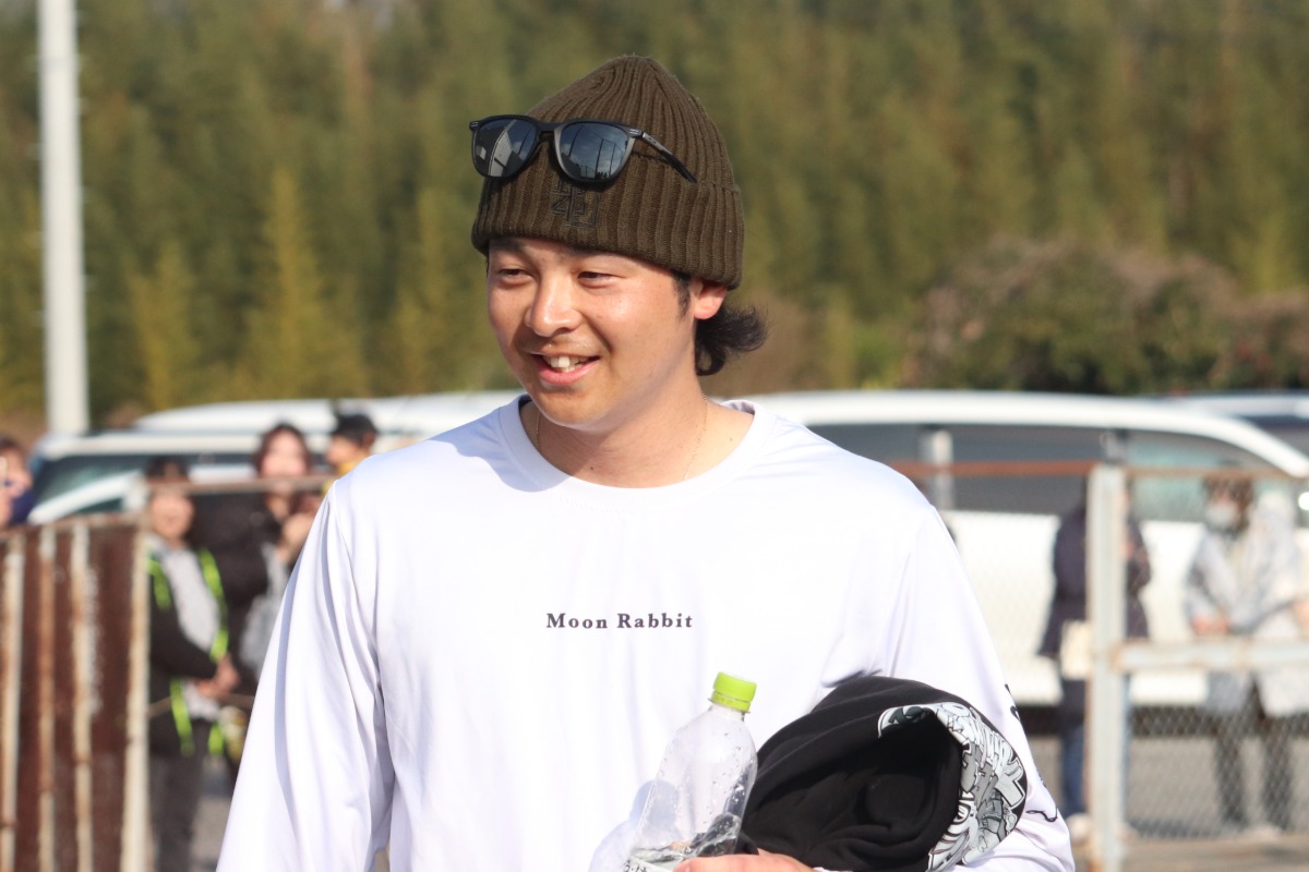 大分県国東市での自主トレで笑顔を見せる川瀬晃【写真：飯田航平】