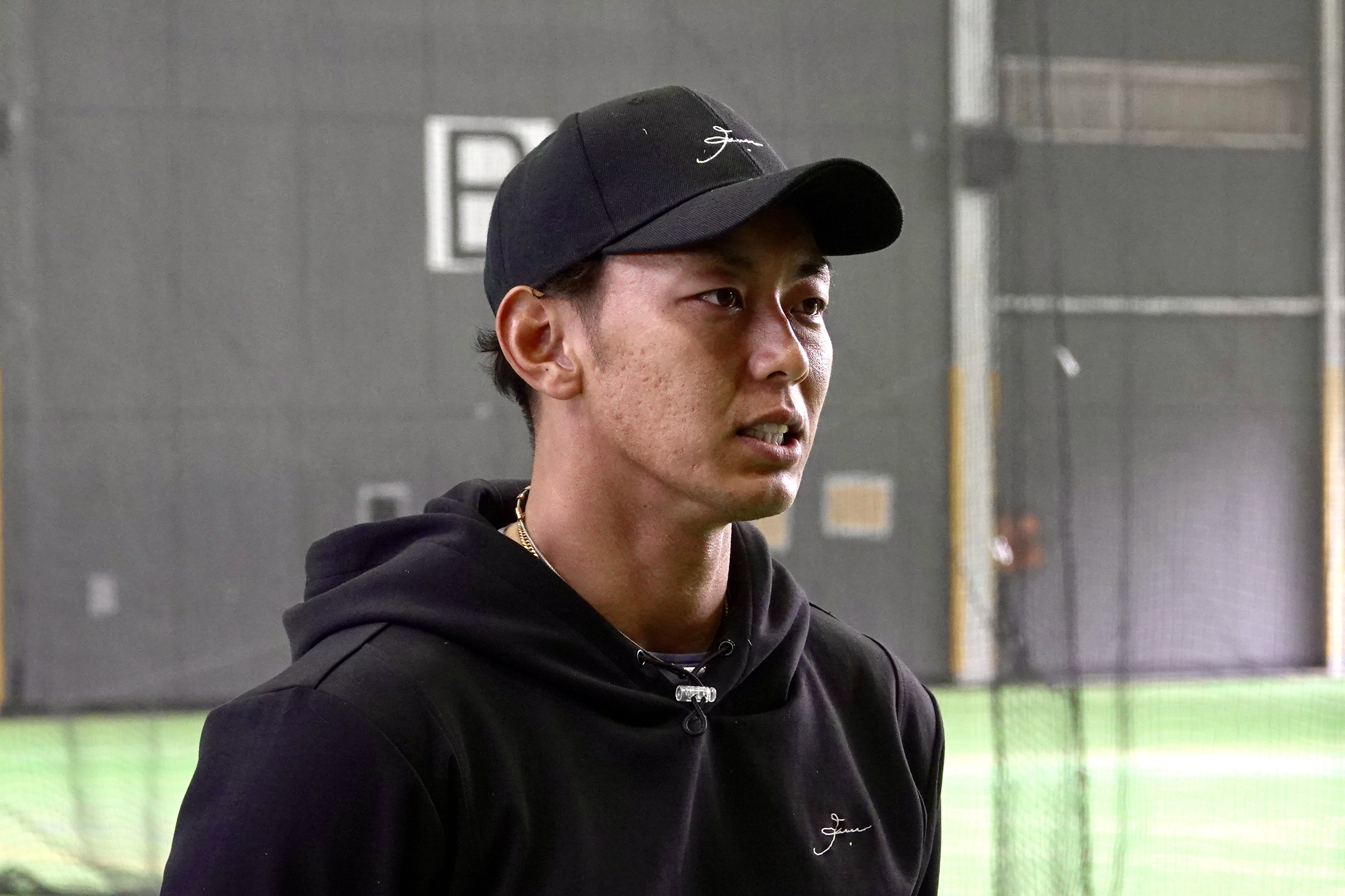 取材に応じる今宮健太【写真：川村虎大】