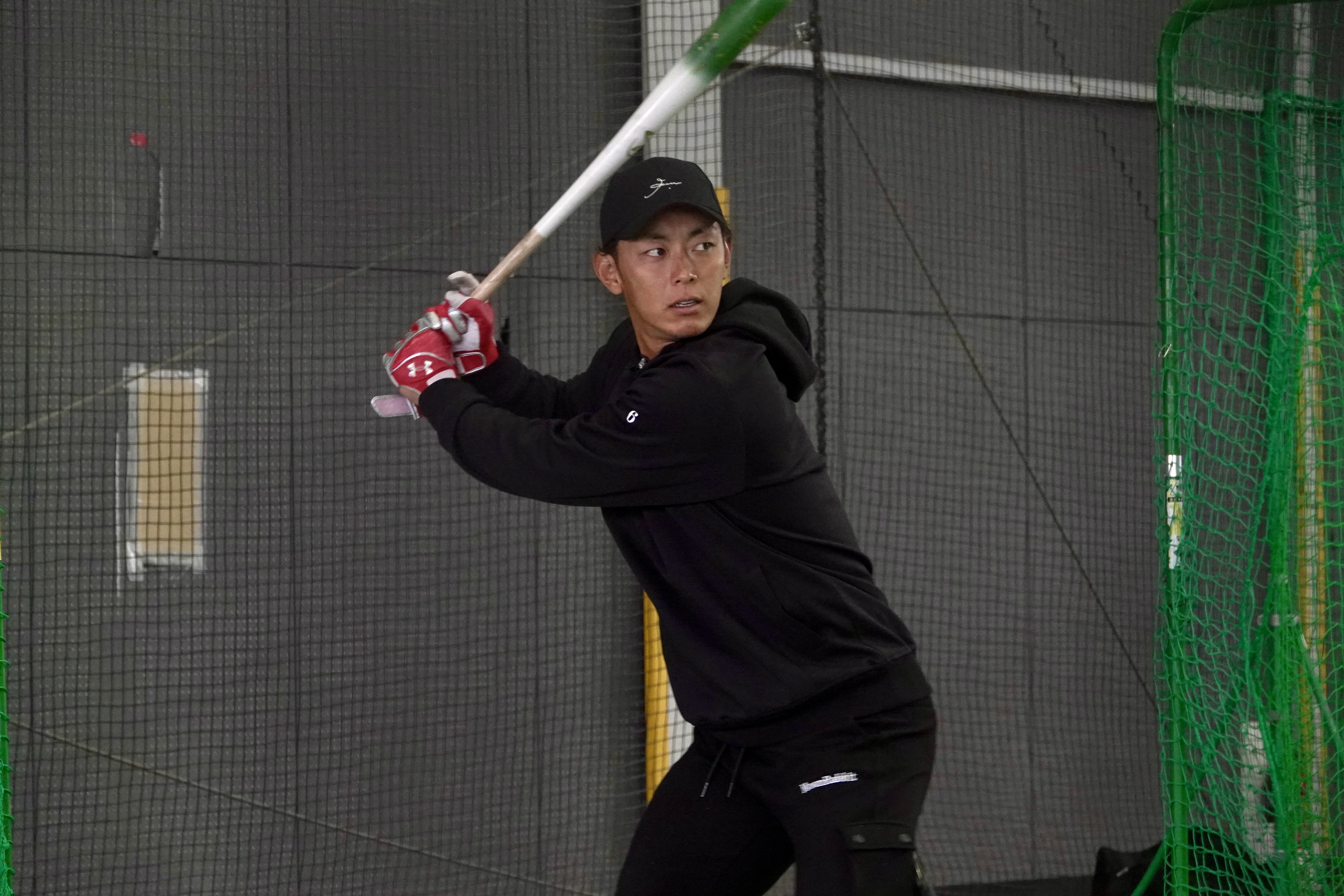 自主トレでバットを振り込む今宮健太【写真：川村虎大】