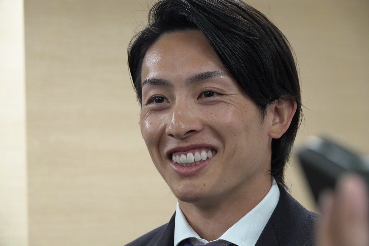 笑顔で取材に対応する周東佑京【写真：竹村岳】