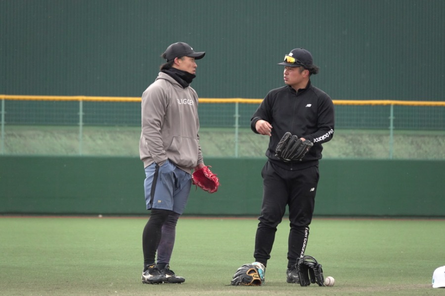 野村勇と日下部光氏【写真：竹村岳】