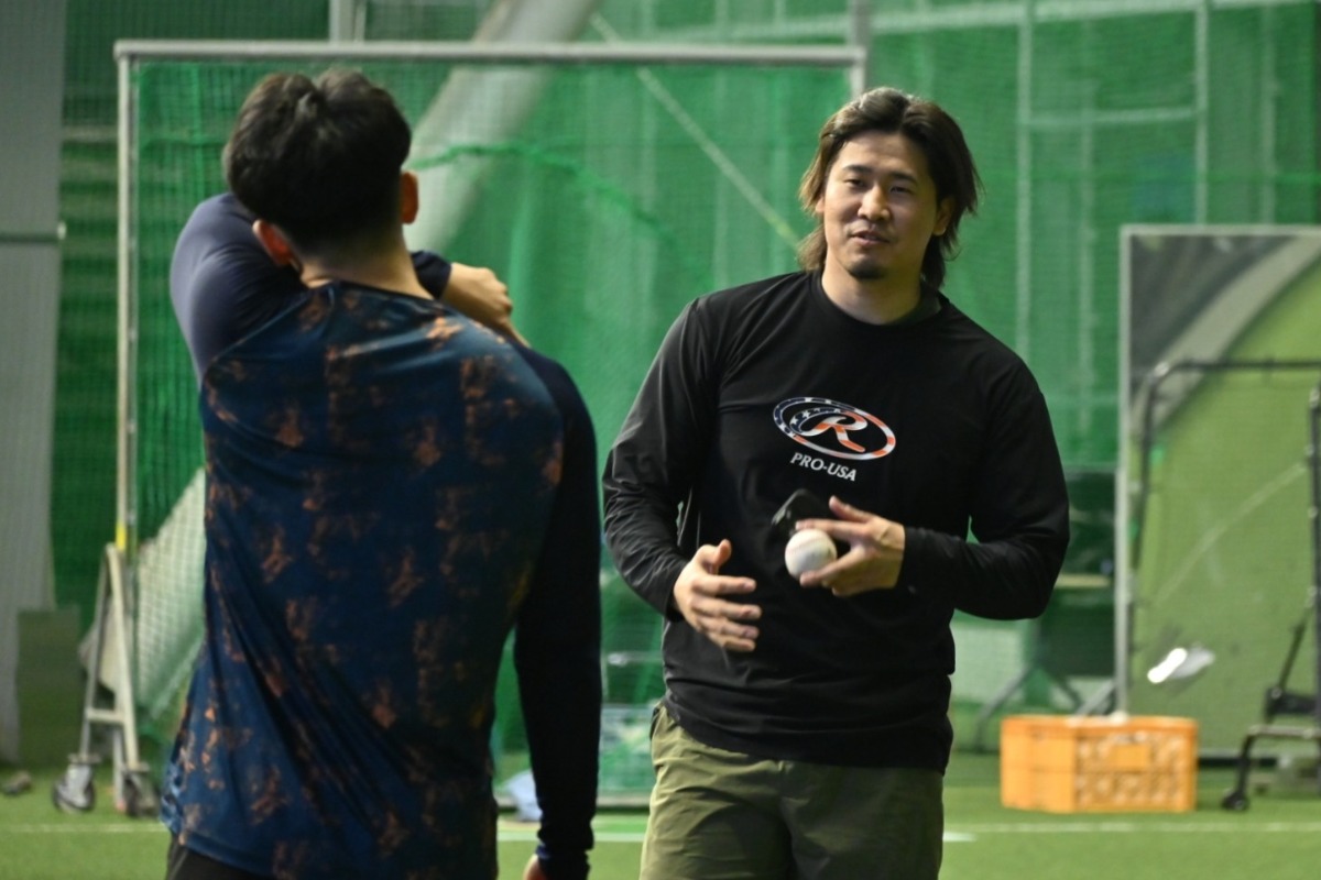 岡田皓一朗にアドバイスを送る杉山一樹【写真：長濱幸治】