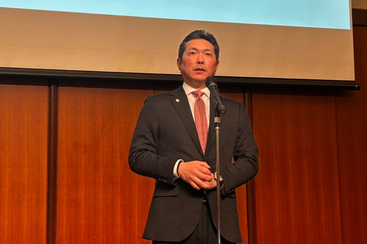 プレイボールミーティングに参加した小久保裕紀監督【写真：球団提供】