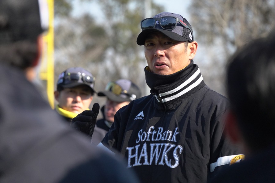 朝の集合で選手たちに訓示する斉藤和巳2軍監督【写真：竹村岳】