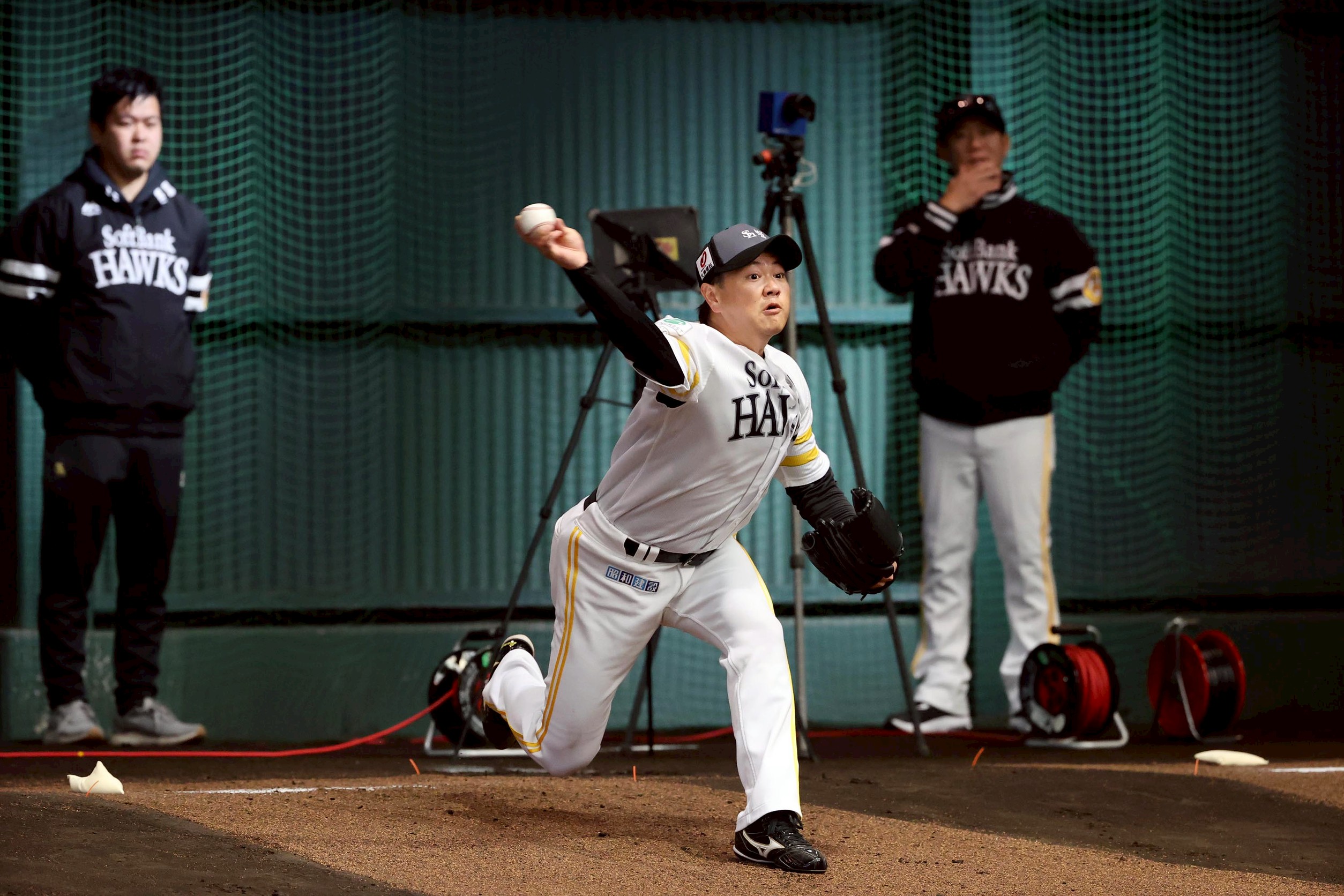 ブルペンで投球する津森宥紀【写真：栗木一考】