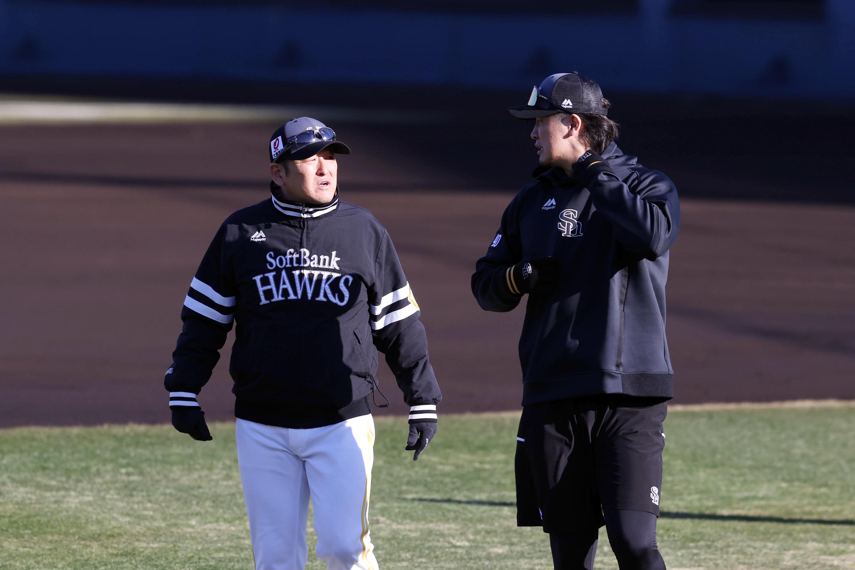 言葉を交わす杉山一樹（右）と倉野信次投手コーチ【写真：栗木一考】