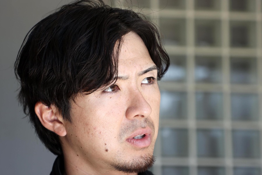 インタビューに答える上沢直之【写真：栗木一考】