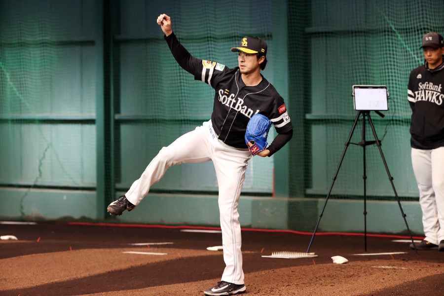 2日にブルペン入りした上沢直之【写真：栗木一考】