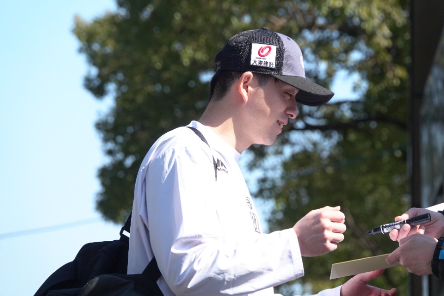 サインする大関友久【写真：竹村岳】