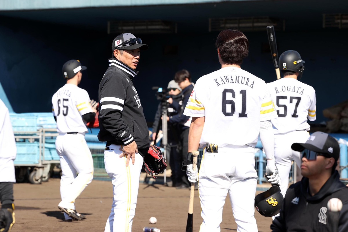 川村友斗に声をかける小久保裕紀監督（左）【写真：栗木一考】