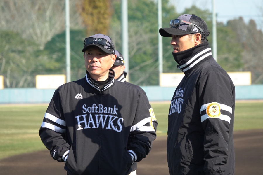 小久保裕紀監督（左）と斉藤和巳2軍監督【写真：竹村岳】