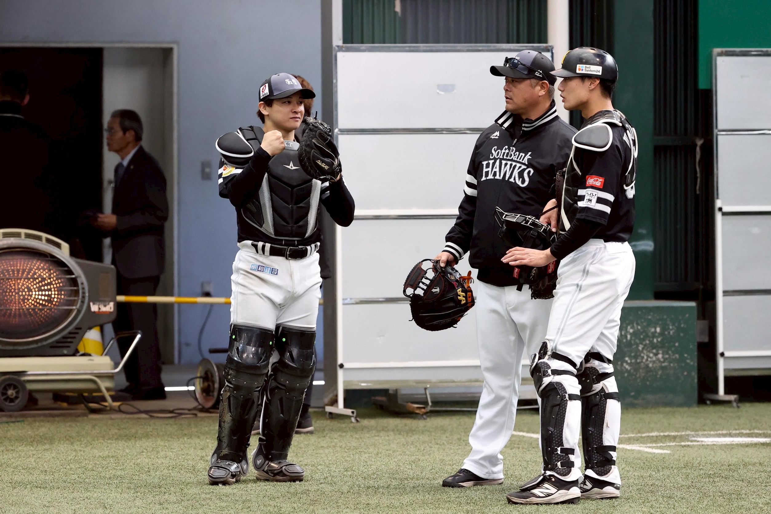 谷川原健太（左）、渡邉陸（右）と話す細川亨コーチ【写真：栗木一考】