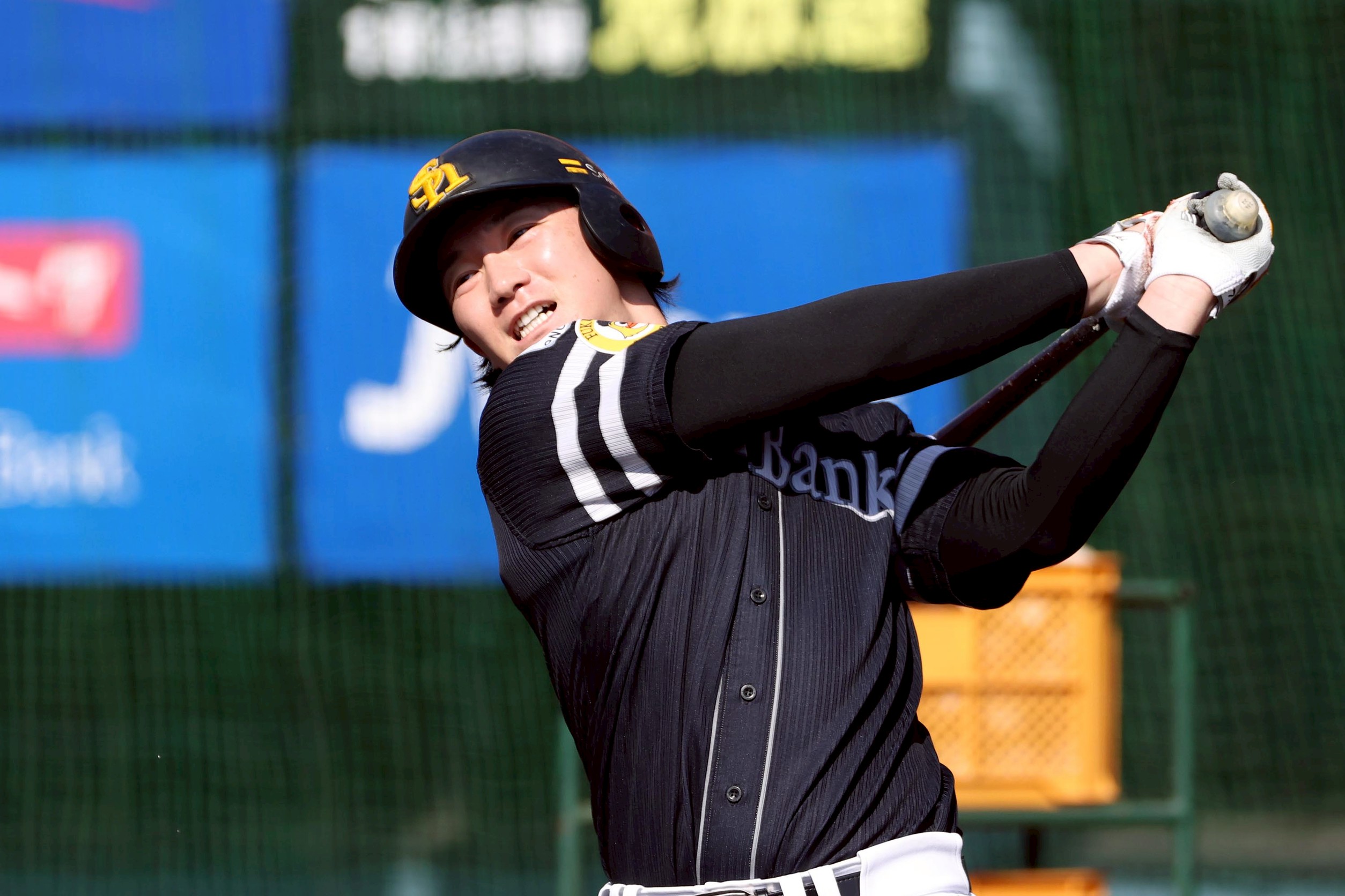 豪快なスイングをみせる正木智也【写真：栗木一考】