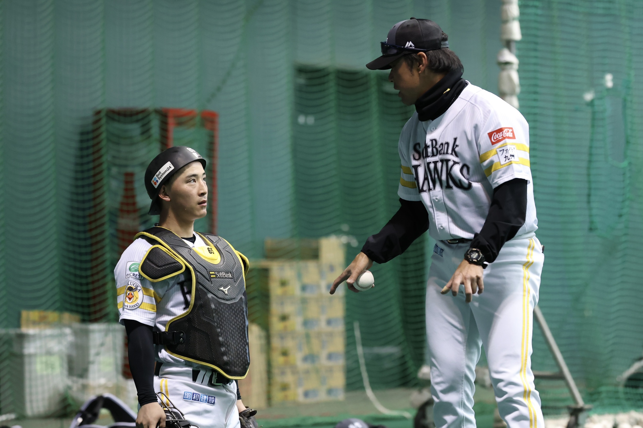 藤田悠太郎(左）と高谷裕亮2軍バッテリーコーチ【写真：加治屋友輝】