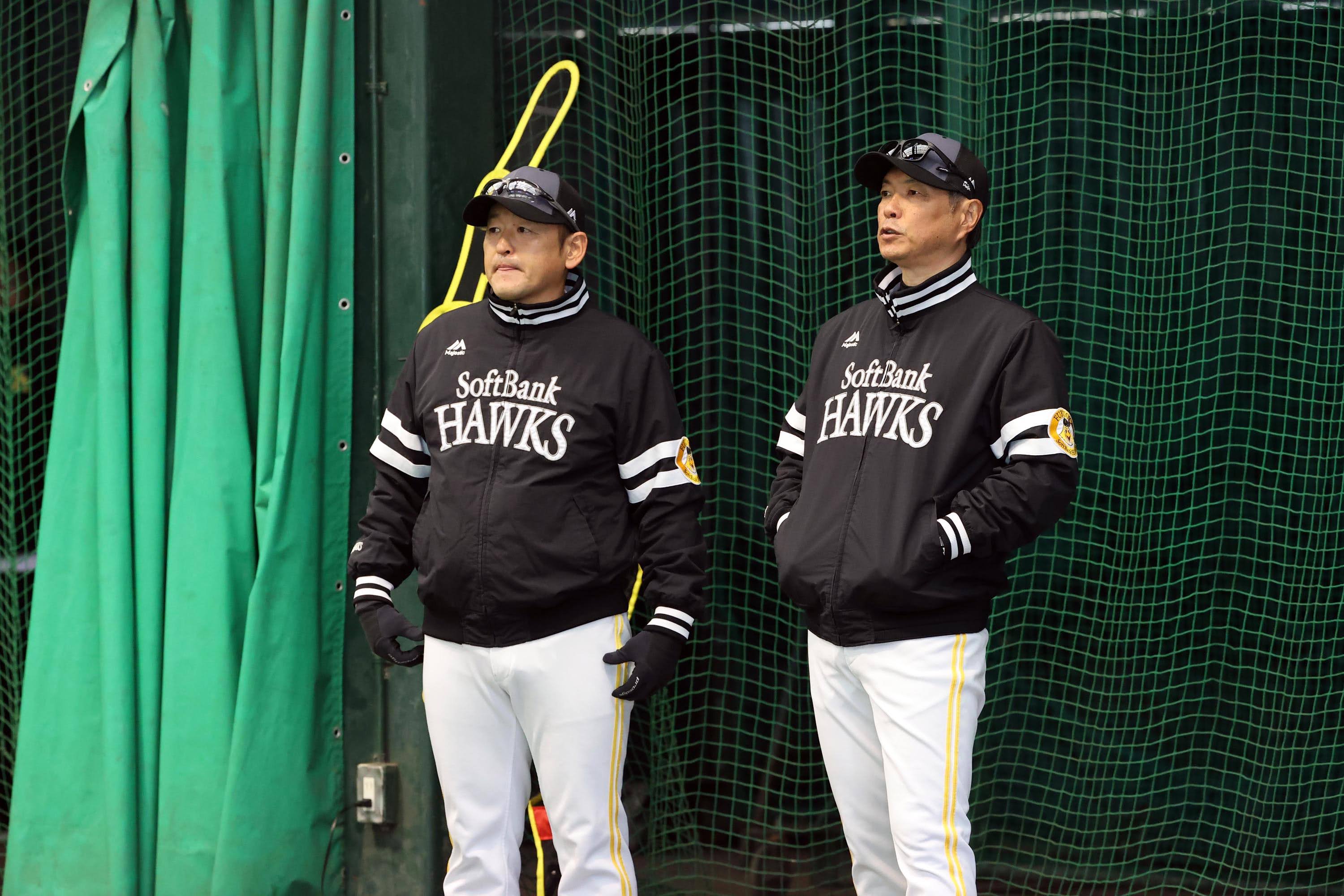 小久保裕紀監督（右）と倉野信次投手コーチ【写真：栗木一考】