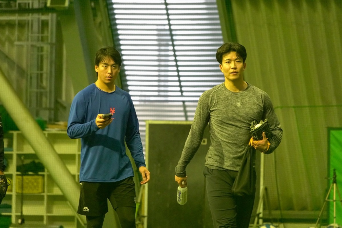 自主トレを行った大竹風雅（左）と千賀滉大【写真：竹村岳】