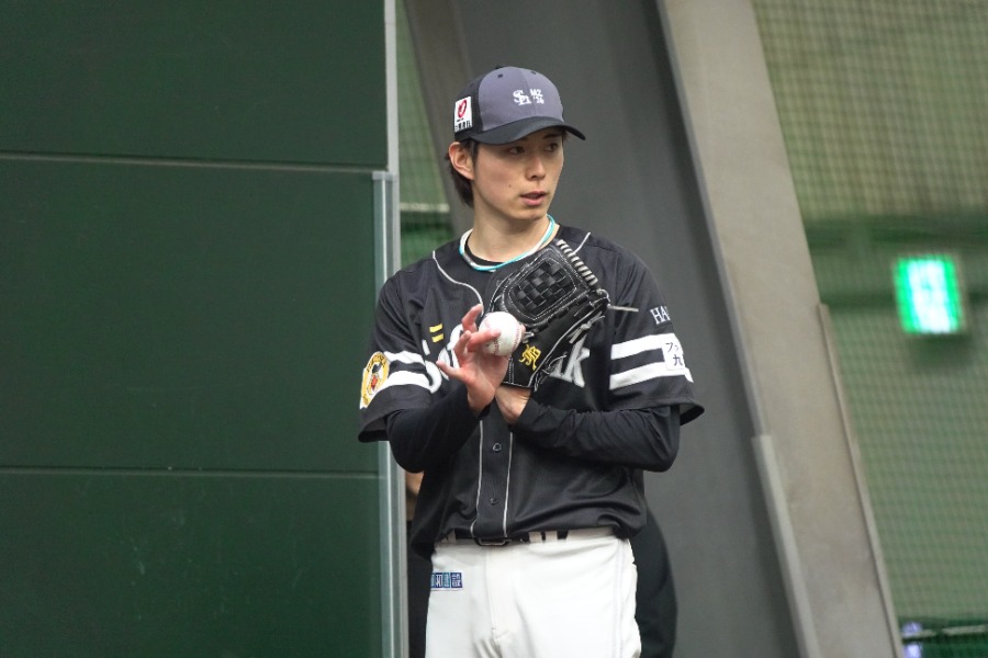 11日にブルペン投球を行った川口冬弥【写真：竹村岳】