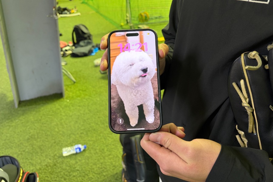 塩士が購入した新しいiPhoneのロック画面【写真:竹村岳】