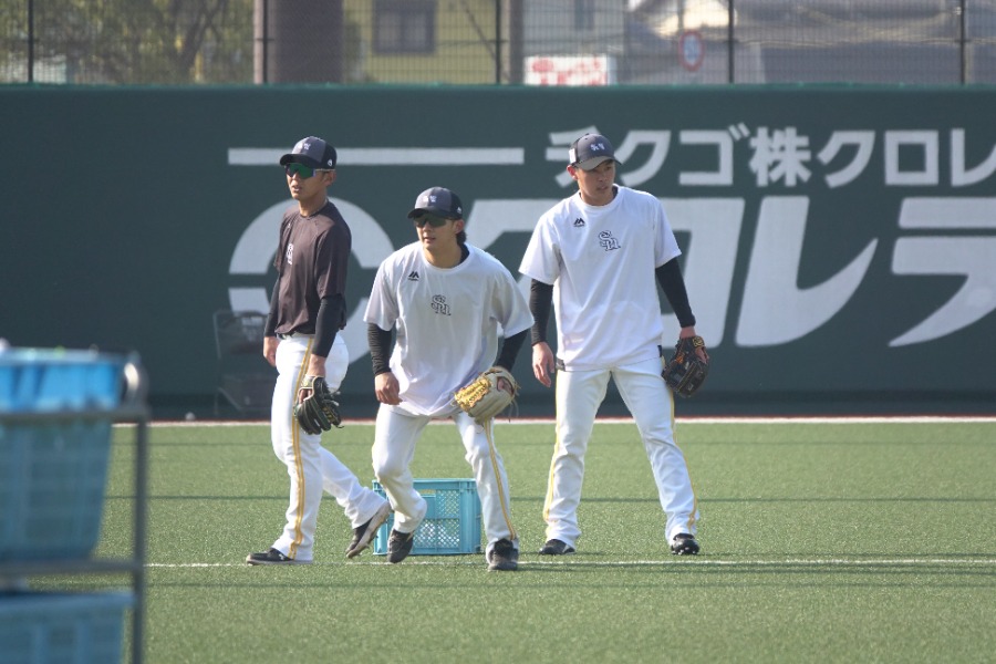 宇野真仁朗、石見颯真とノックを受ける今宮健太【写真：竹村岳】