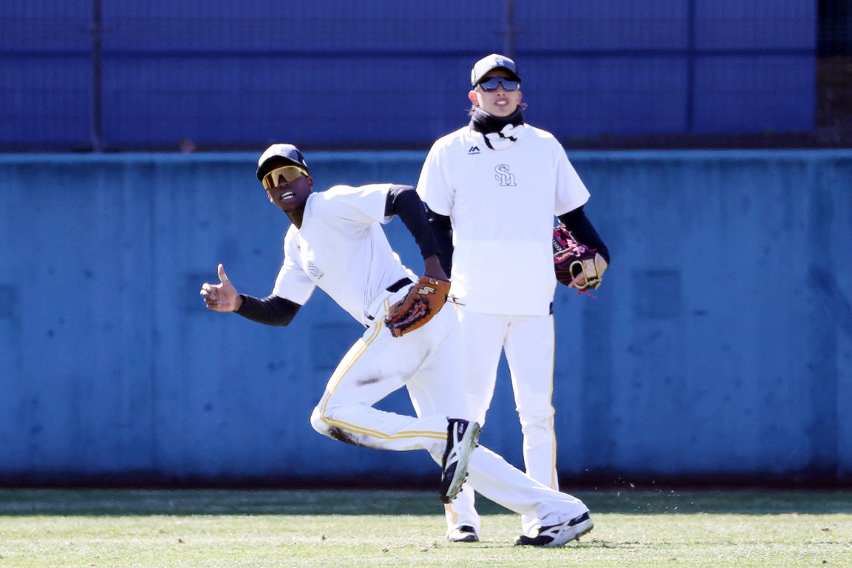 外野を守るイヒネ・イツア（左）【写真：栗木一考】