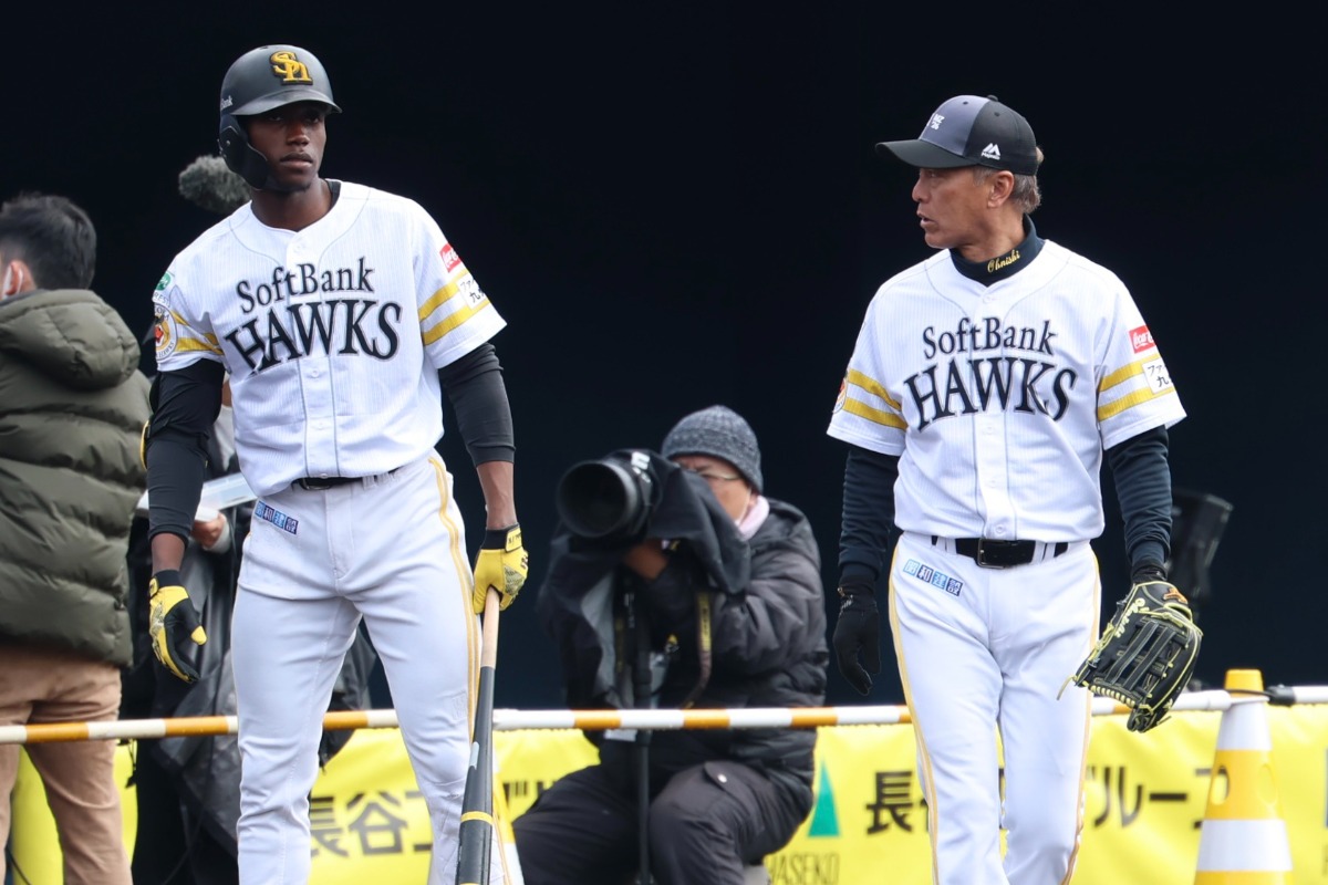 イヒネ・イツアと（左）と大西崇之1軍外野守備走塁兼作戦コーチ【写真：加治屋友輝】