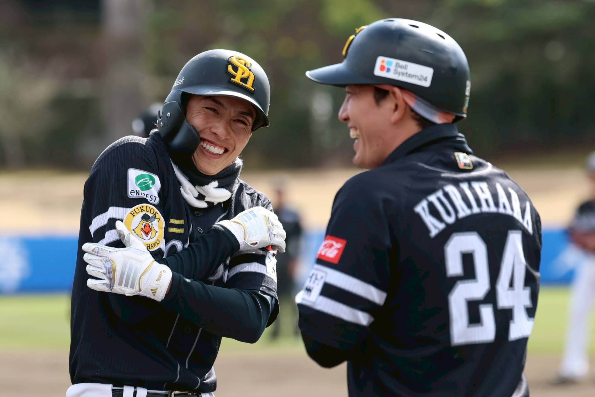 栗原陵矢（左）とともに笑みを浮かべる周東佑京【写真：加治屋友輝】
