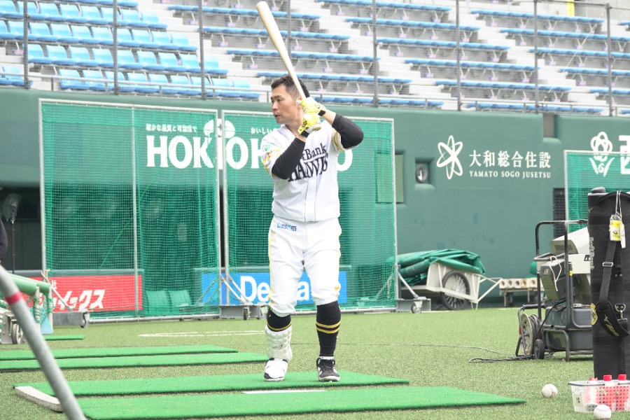 練習中でもフットガードを着用する中村晃【写真：竹村岳】