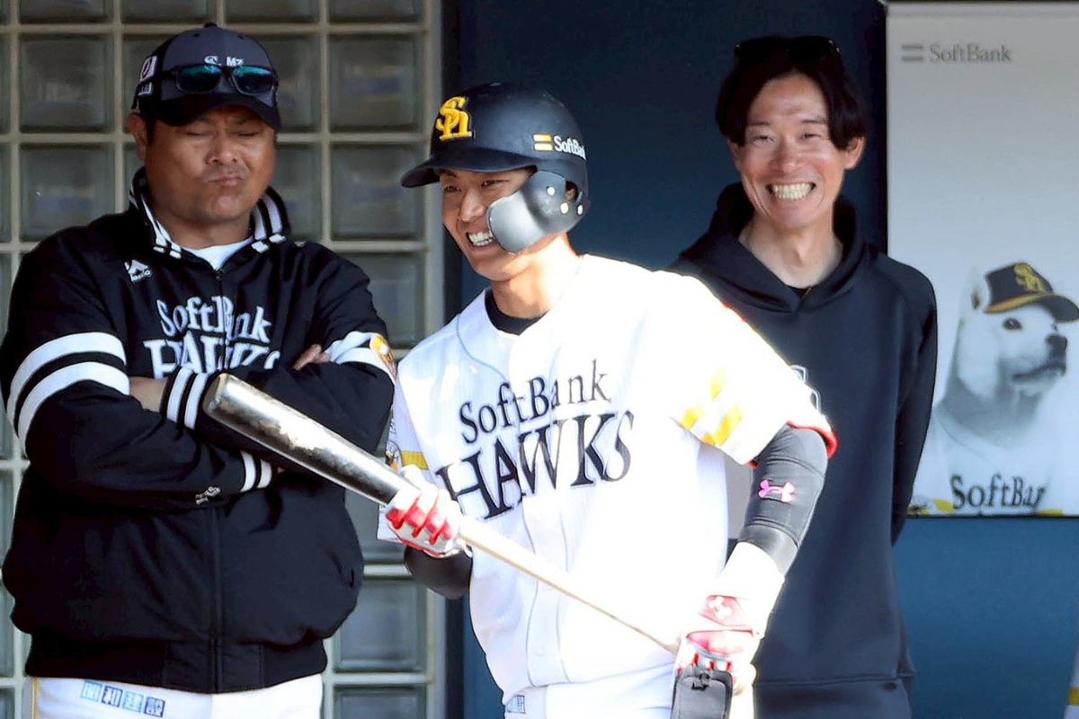 今宮健太（中央）と松葉真平アナリスト（右）【写真：栗木一考】