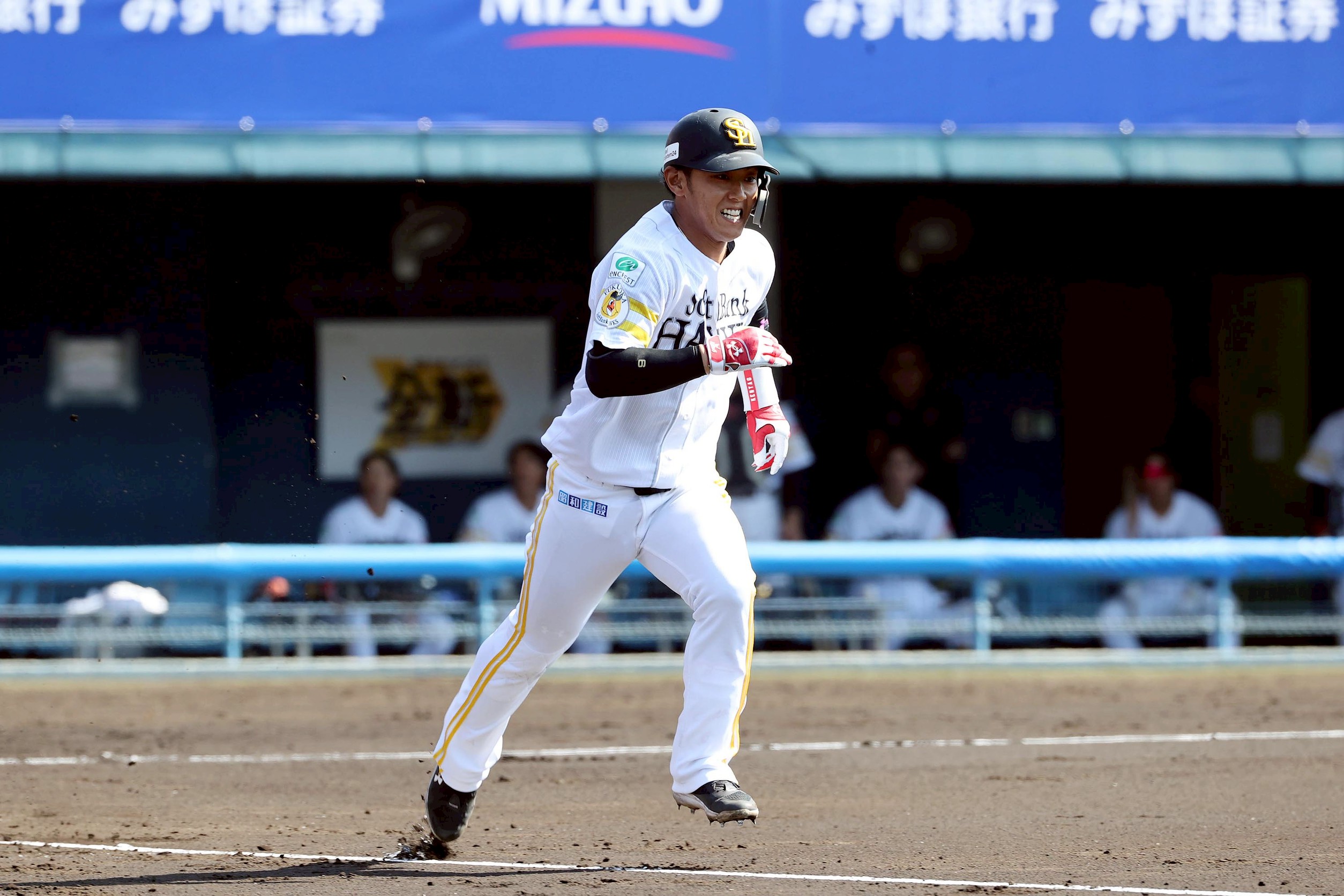 全力疾走を見せる今宮健太【写真：栗木一考】