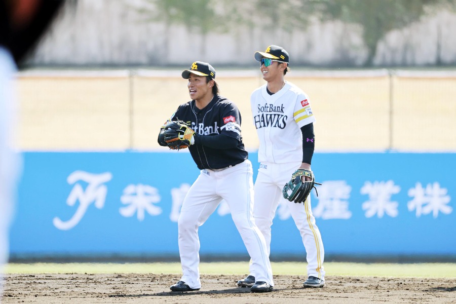 野村勇と今宮健太【写真：栗木一考】