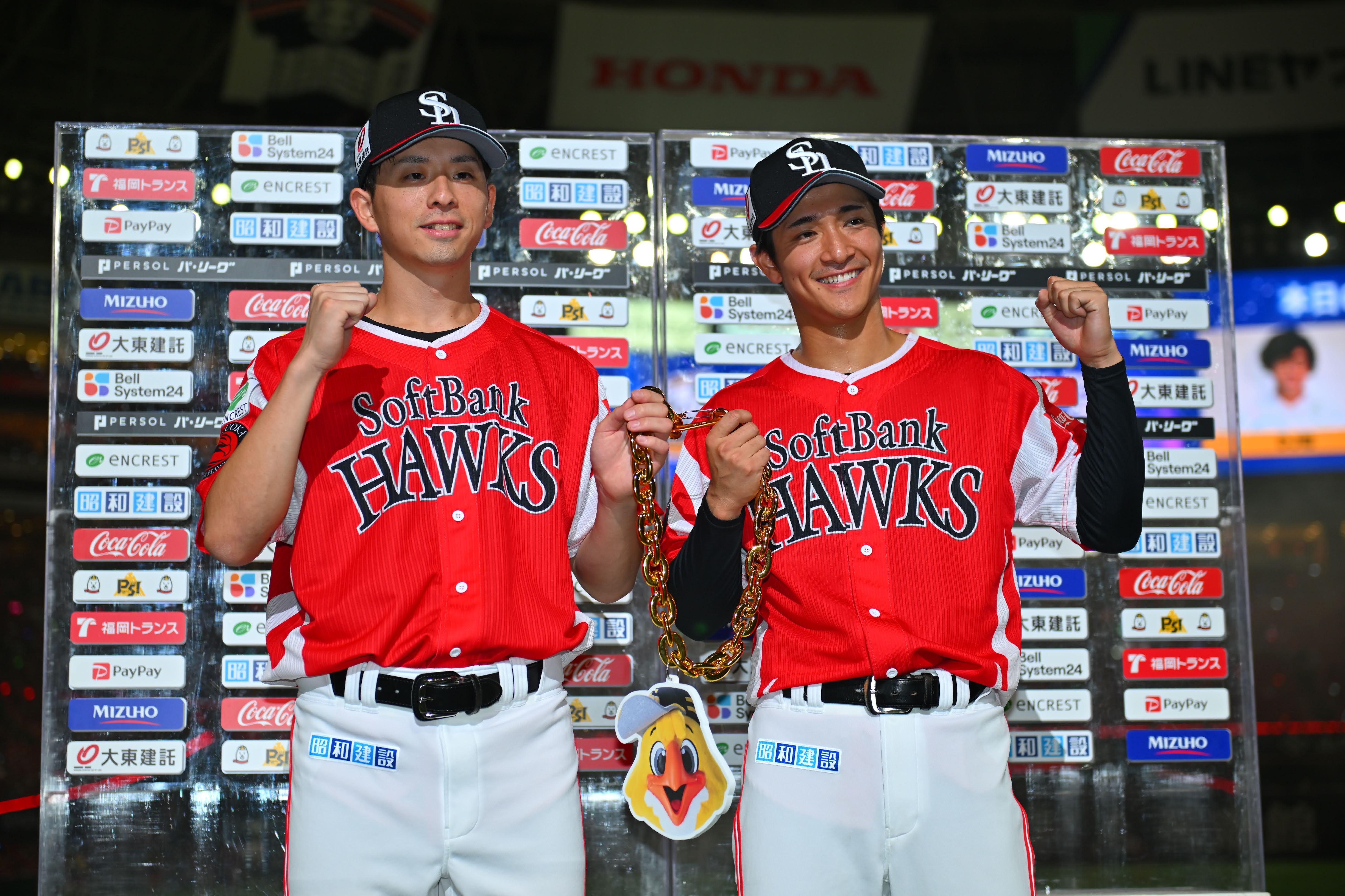 お立ち台で笑顔を見せる柳町達（右）と大関友久【写真：古川剛伊】