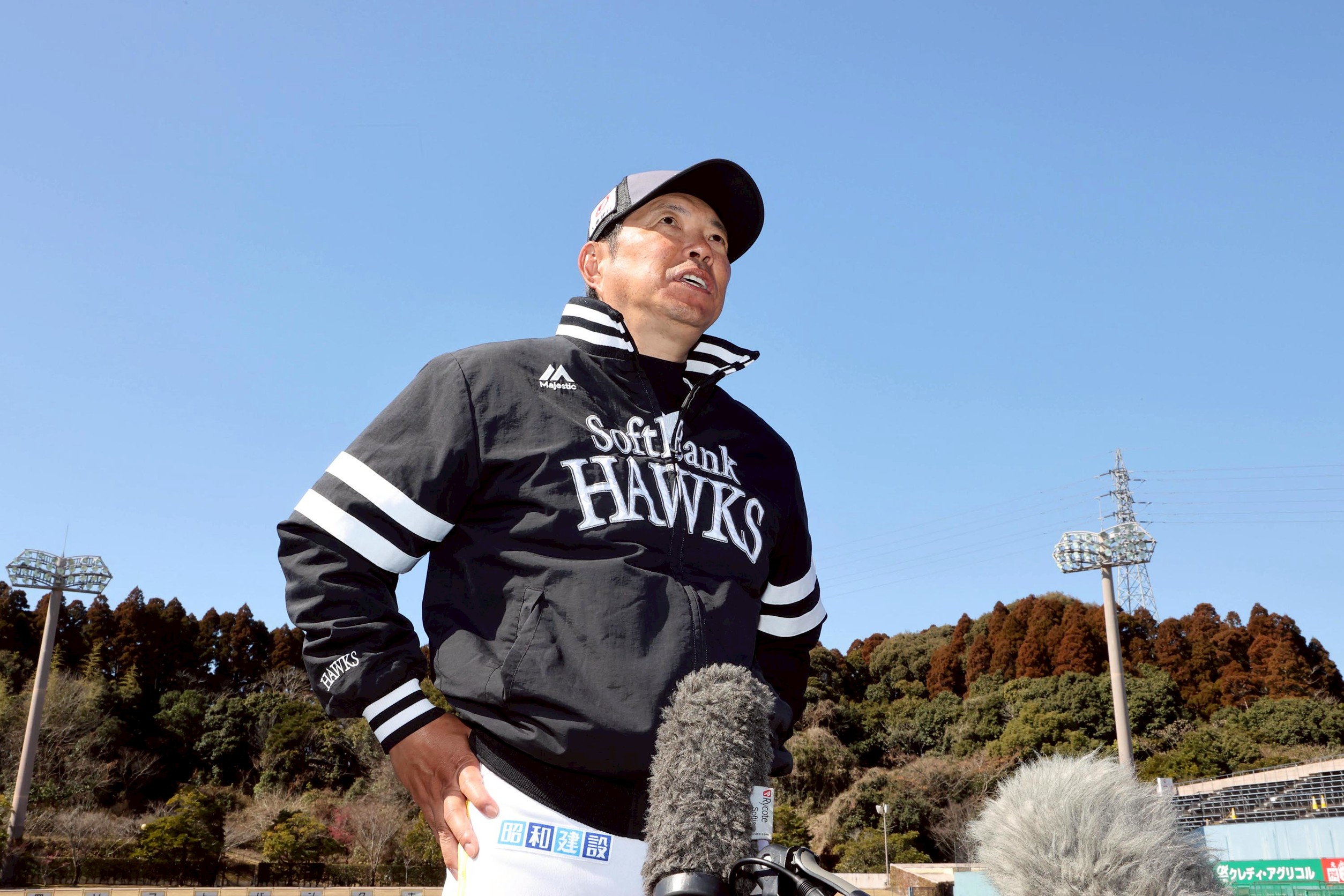 手締めを終え、取材に応える小久保裕紀監督【写真：栗木一考】