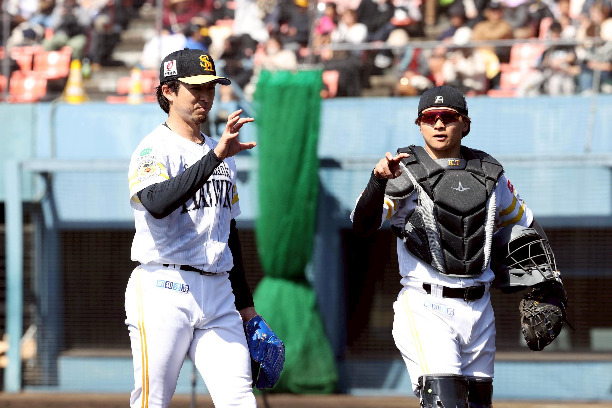 上沢直之(左)と谷川原健太【写真:栗木一考】