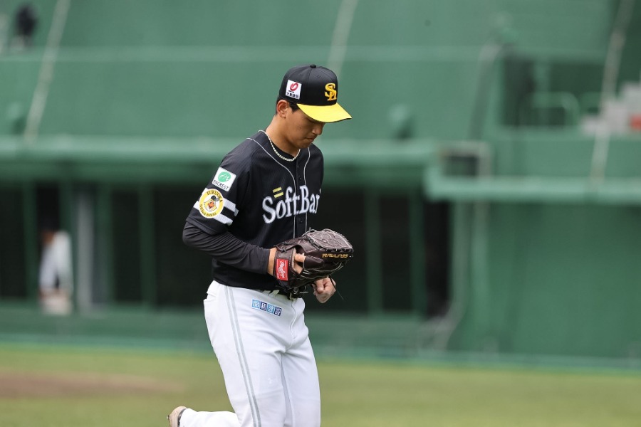 降板する前田悠伍【写真：栗木一考】