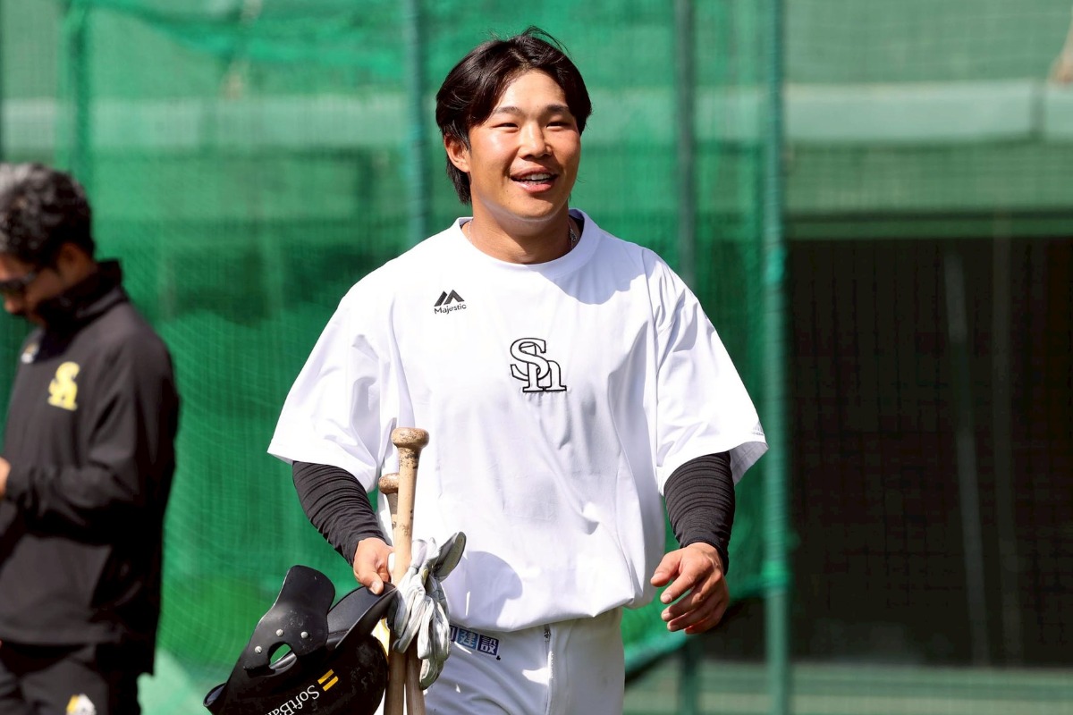 笑顔を見せる井上朋也【写真：栗木一考】