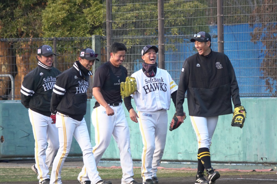 夕方まで鈴木貴大（中央）の練習に付き合っていた斉藤和巳監督（右）【写真：竹村岳】