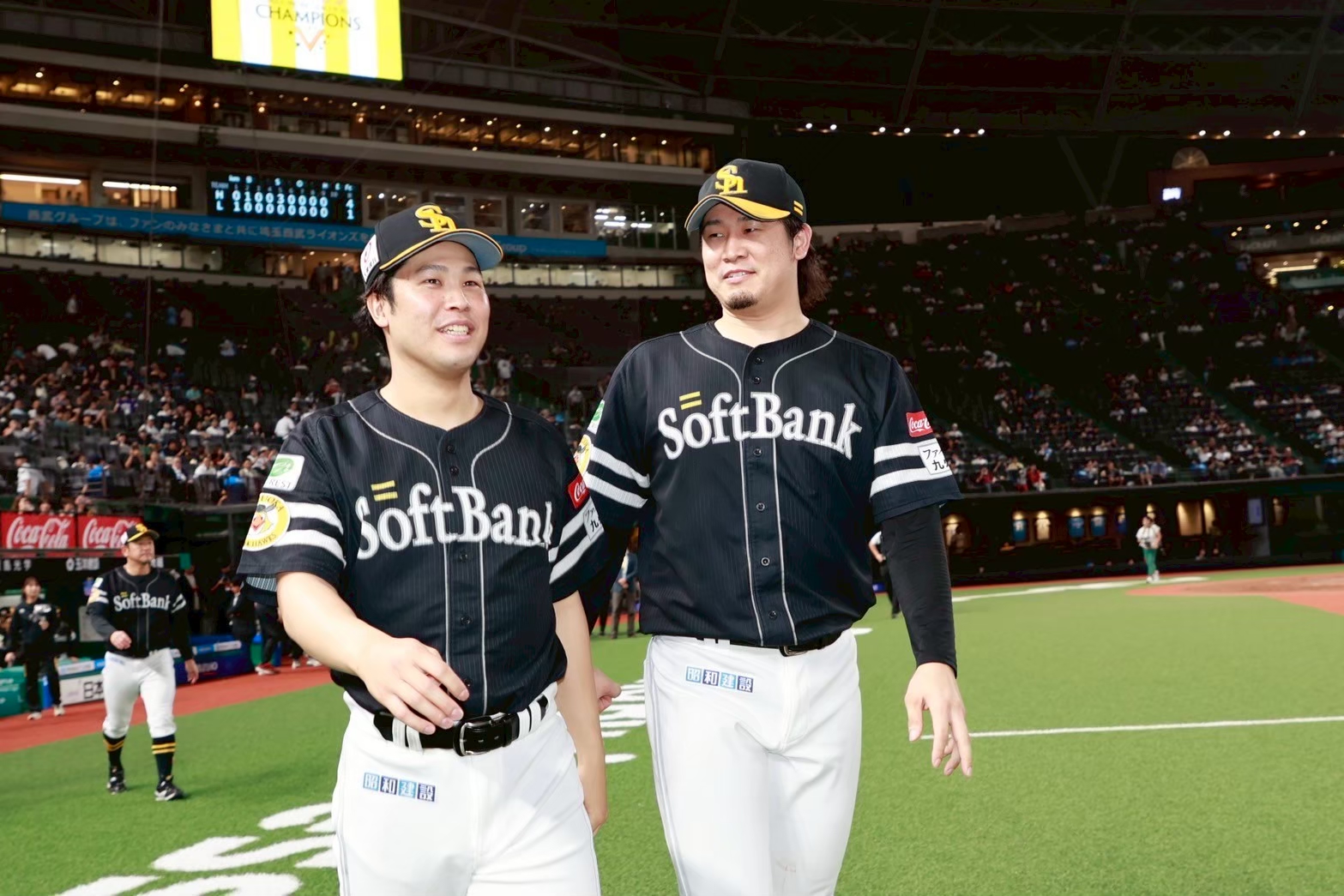 笑顔を見せる藤井皓哉（左）と杉山一樹【写真：小池義弘】