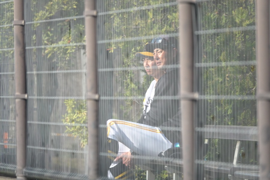 言葉を交わす大野稼頭央と斉藤和巳2軍監督【写真：竹村岳】