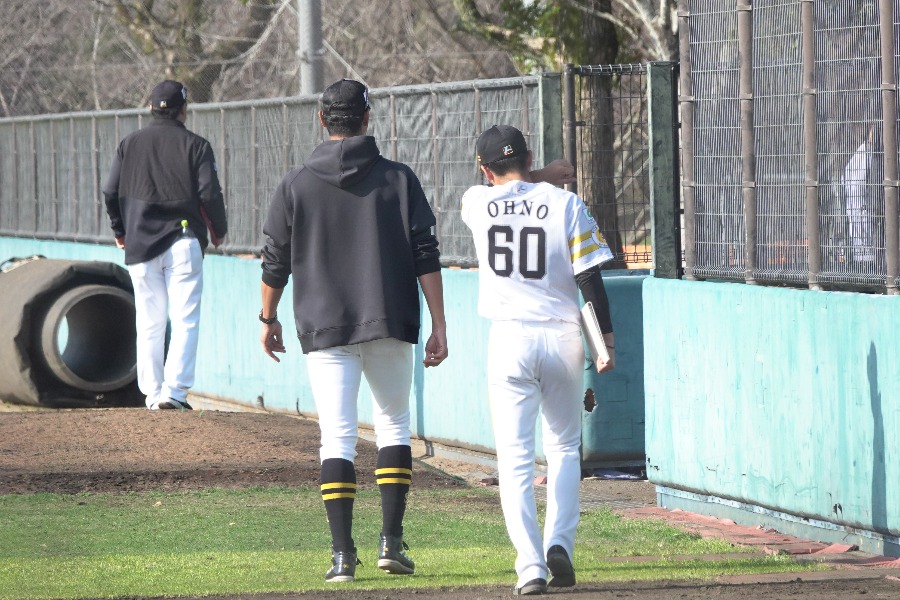 斉藤和巳2軍監督に呼び出された大野稼頭央【写真：竹村岳】