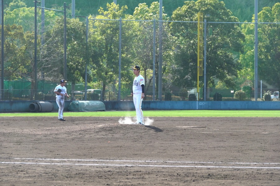 大野稼頭央が叩きつけたロジンが舞う【写真：竹村岳】