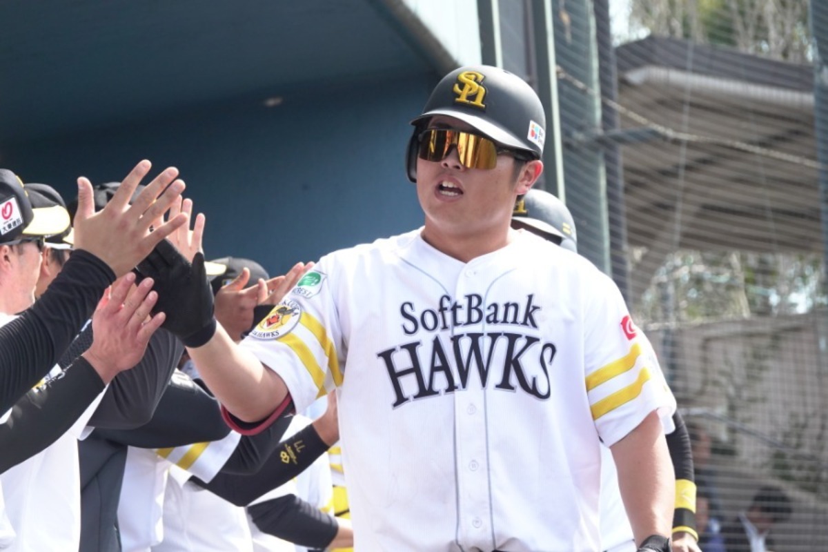 2月28日、日本製紙石巻との練習試合で2ランを放った佐倉侠史朗【写真：竹村岳】