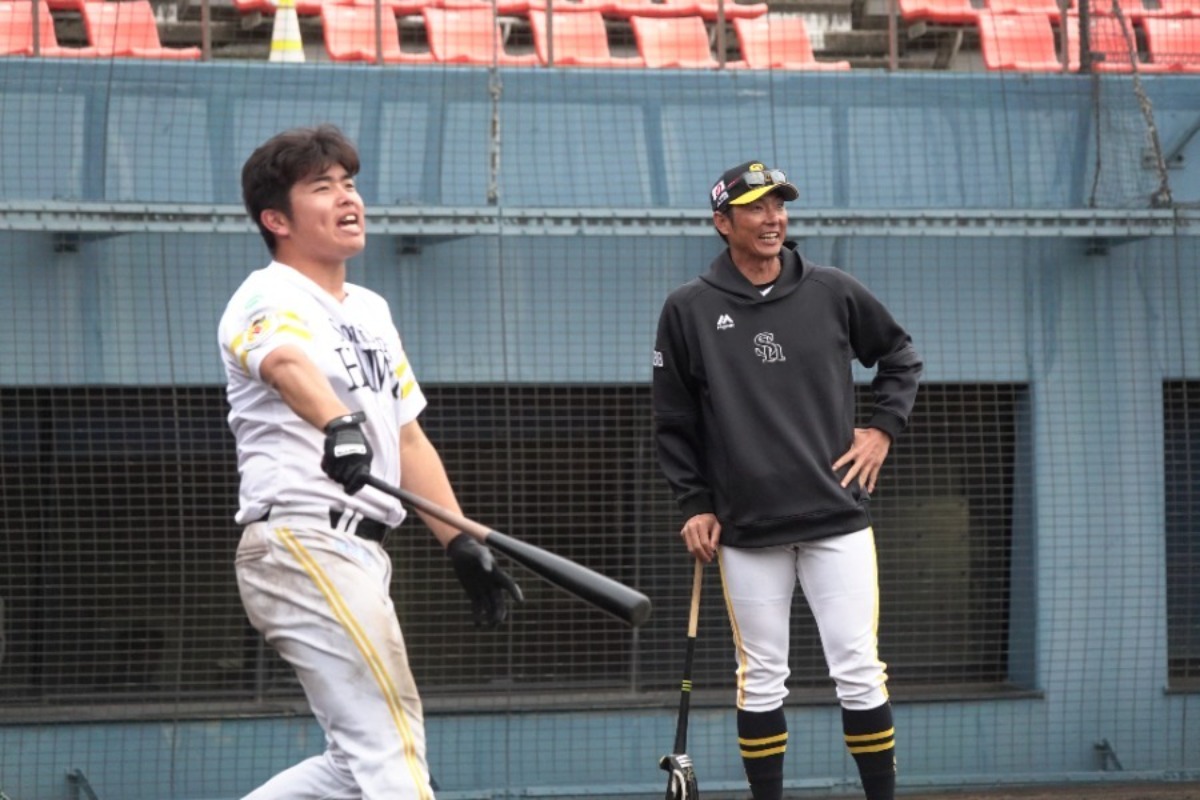 佐倉侠史朗と斉藤和巳2軍監督【写真：竹村岳】
