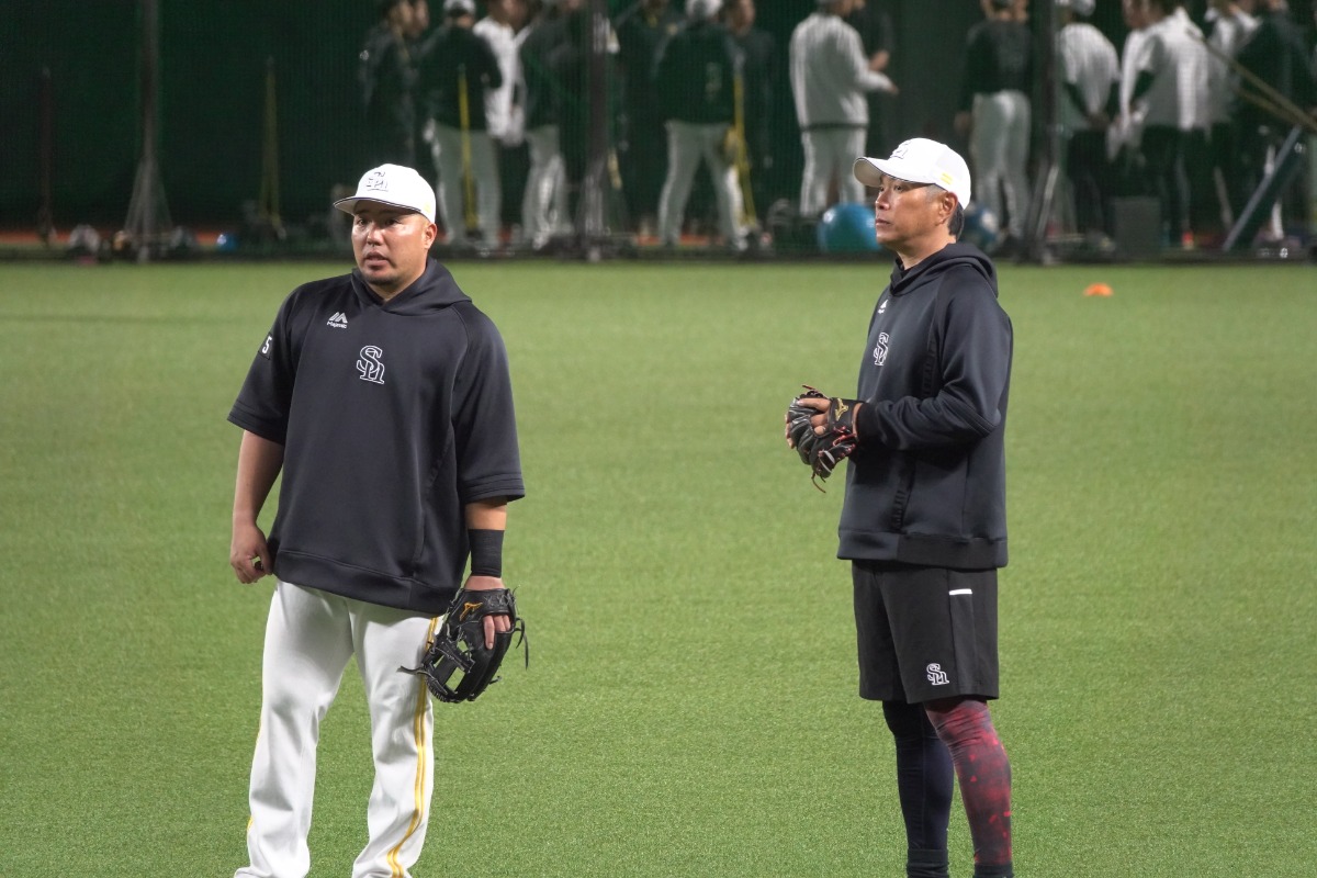山川穂高（左）と会話を交わす小久保裕紀監督【写真：竹村岳】