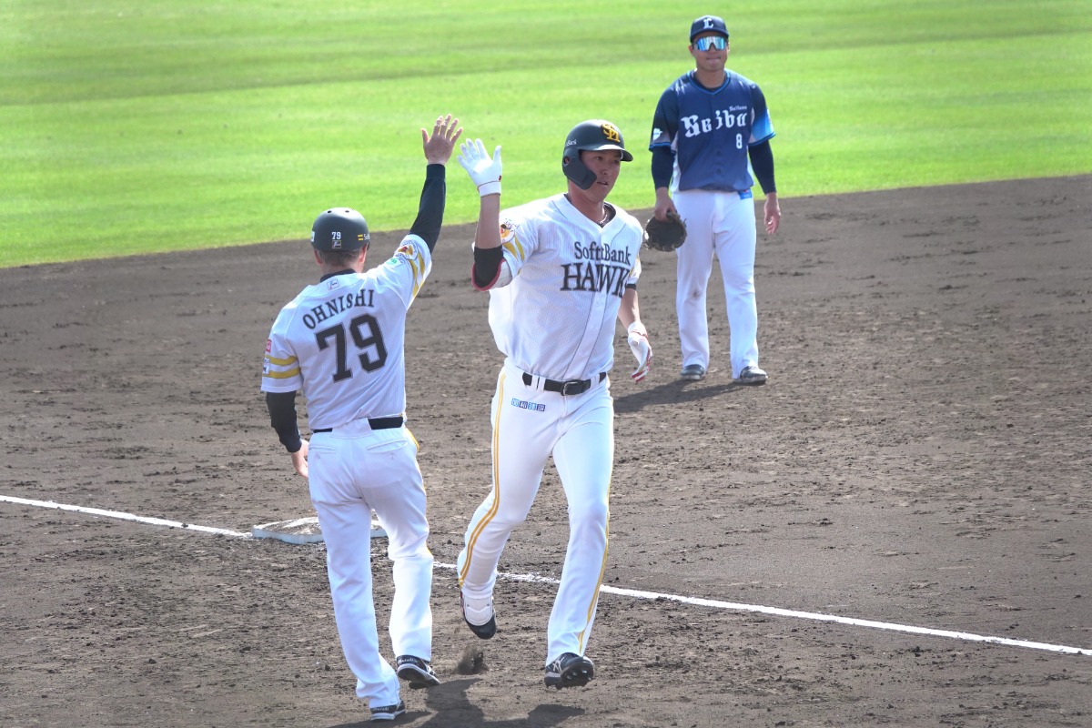 本塁打を放った秋広優人（中央）【写真：竹村岳】