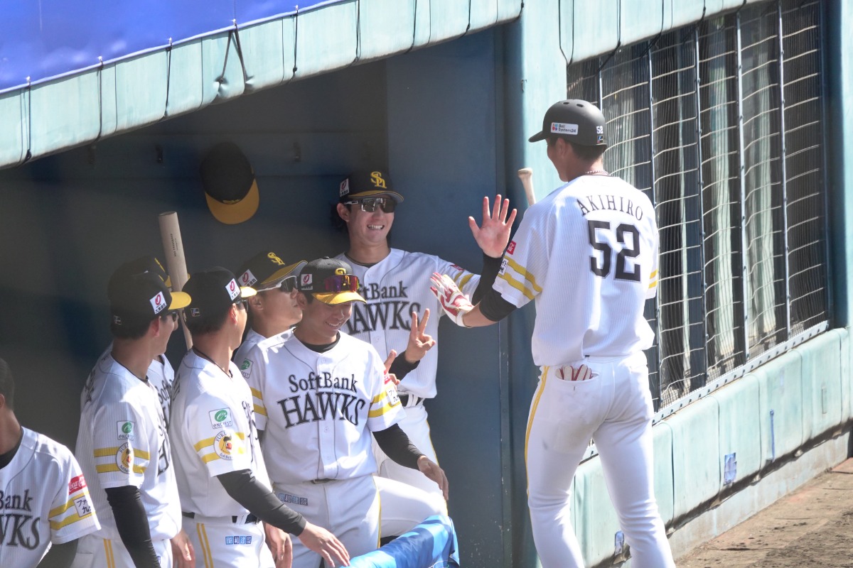 ナインに出迎えられる秋広優人（右）【写真：竹村岳】
