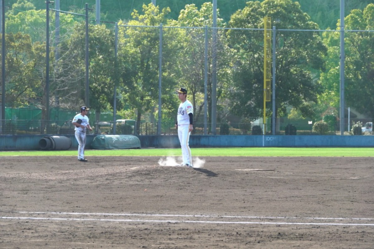 大野稼頭央が叩きつけたロジンが舞う【写真：竹村岳】